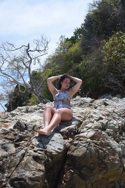 Chica Descansa Una Playa Rocosa Chica Traje Baño Las Rocas — Foto de Stock