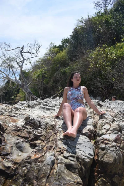 Chica Descansa Una Playa Rocosa Chica Traje Baño Las Rocas — Foto de Stock