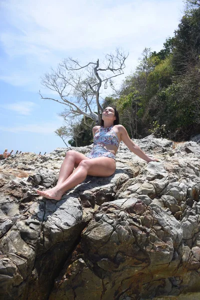 Dziewczyna Spoczywa Skalistej Plaży Dziewczyna Kostiumie Kąpielowym Skałach — Zdjęcie stockowe