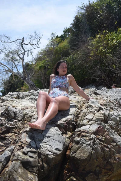 Дівчина Відпочиває Кам Янистому Пляжі Дівчина Купальнику Скелях — стокове фото