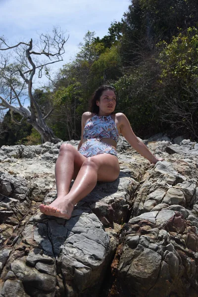 Chica Descansa Una Playa Rocosa Chica Traje Baño Las Rocas — Foto de Stock