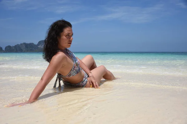 Hermosa Morena Relaja Orilla Azul Isla Tailandia — Foto de Stock