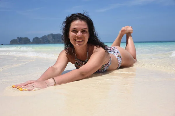 Hermosa Morena Relaja Orilla Azul Isla Tailandia — Foto de Stock