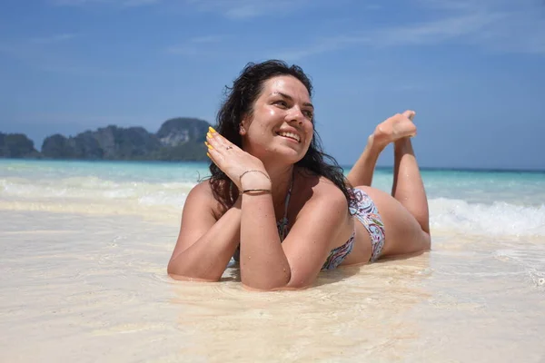 Όμορφη Μελαχρινή Χαλαρώνει Στην Γαλάζια Ακτή Του Νησιού Στην Ταϊλάνδη — Φωτογραφία Αρχείου