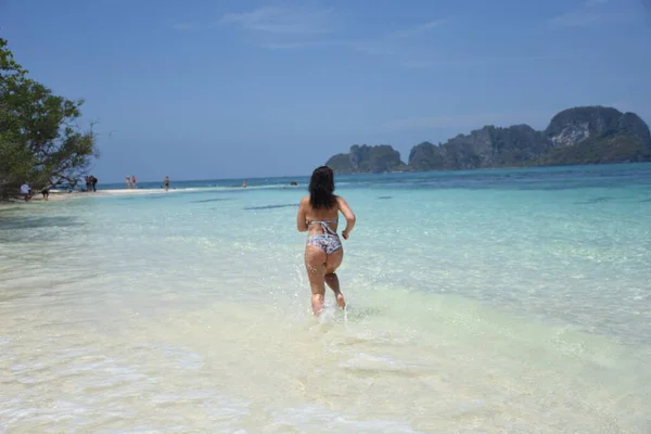 Beautiful Brunette Relaxes Azure Shore Island Thailand — Stock Photo, Image