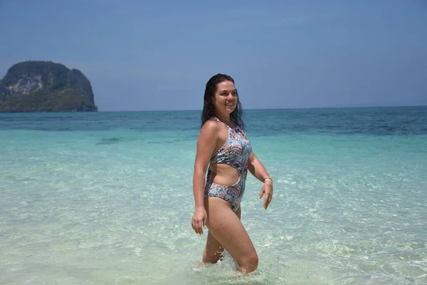 Hermosa Morena Relaja Orilla Azul Isla Tailandia —  Fotos de Stock