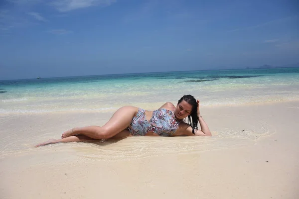 Hermosa Morena Relaja Orilla Azul Isla Tailandia — Foto de Stock