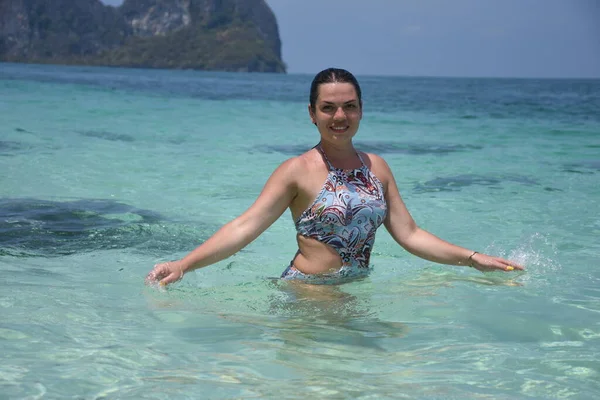 Дівчинка Купається Блакитному Морі Відпочиває Морі Дівчинка Відпустці Таїланді — стокове фото
