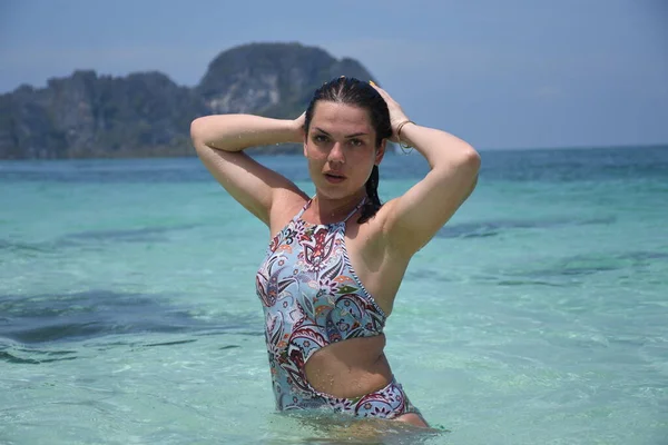 Menina Banha Mar Azul Descansa Mar Menina Férias Tailândia — Fotografia de Stock