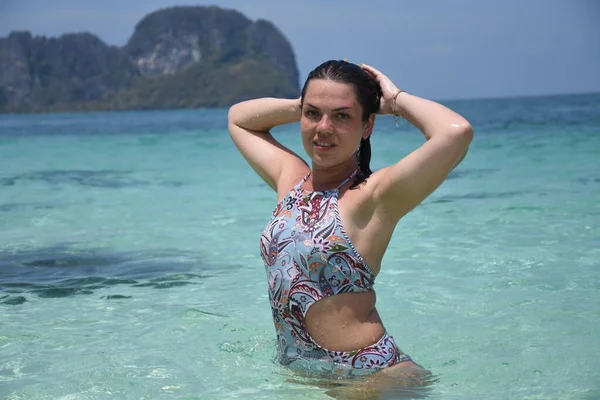 소녀는 바다에서 목욕하고 바다에서 휴가중인 — 스톡 사진