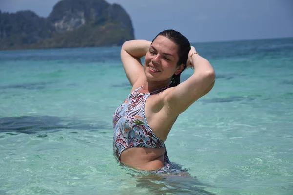 소녀는 바다에서 목욕하고 바다에서 휴가중인 — 스톡 사진