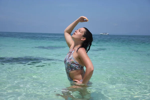 Κορίτσι Λούζεται Στη Γαλάζια Θάλασσα Αναπαύεται Στη Θάλασσα Κορίτσι Διακοπές — Φωτογραφία Αρχείου