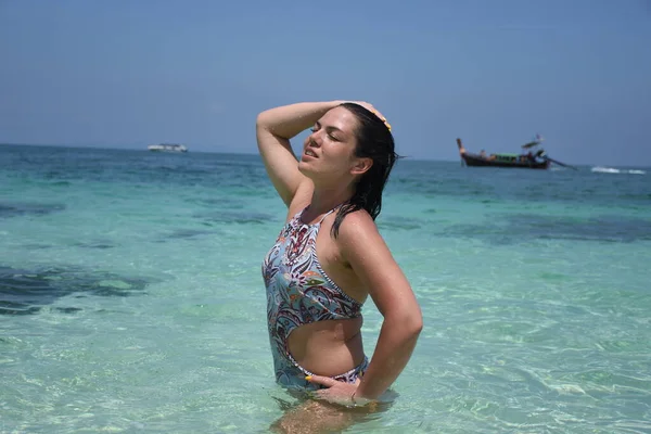 Chica Baña Mar Azul Descansa Mar Chica Vacaciones Tailandia — Foto de Stock