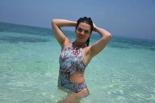 Kız Gök Mavisi Denizde Yıkanıyor Denizde Dinleniyor Tayland Tatilde Olan — Stok fotoğraf