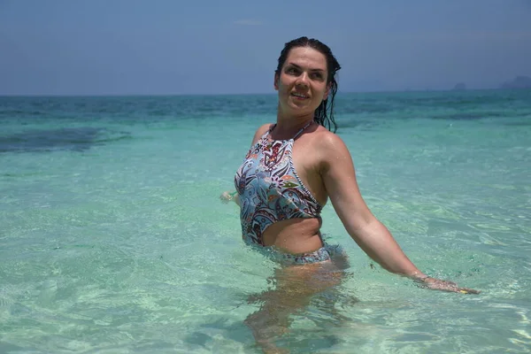 Kız Gök Mavisi Denizde Yıkanıyor Denizde Dinleniyor Tayland Tatilde Olan — Stok fotoğraf