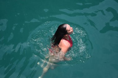 Kız açık denizde yüzerken yukarıdan bak Adaman Denizi 'nde