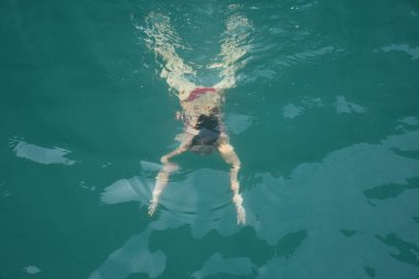 Kız açık denizde yüzerken yukarıdan bak Adaman Denizi 'nde