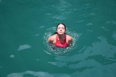 Kız açık denizde yüzerken yukarıdan bak Adaman Denizi 'nde