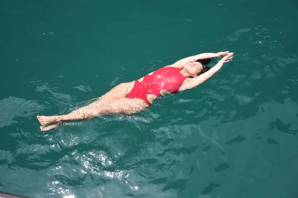从上面看 一个女孩在开放的亚得曼海游泳 — 图库照片
