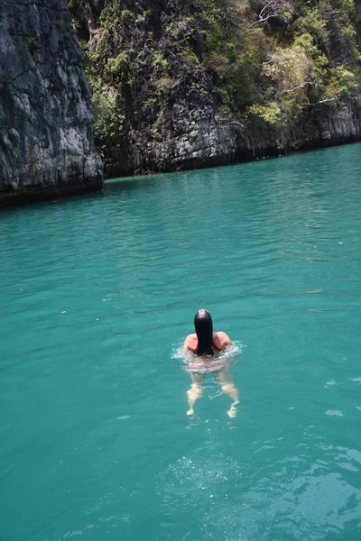 オープンAdaman海で女の子の水泳として上からの眺め — ストック写真