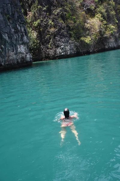 オープンAdaman海で女の子の水泳として上からの眺め — ストック写真