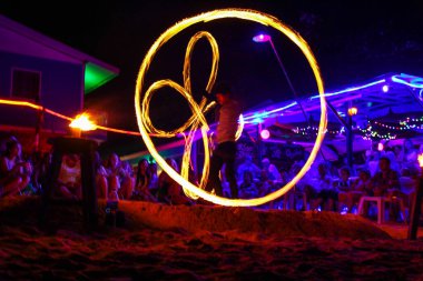 PHI PHI Adaları, KRABI, THAILAND-MARCH 10.2020: Krabi Tayland 'daki Phi Adası' nda gece yarısı inanılmaz bir yangın gösterisi.