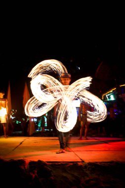 PHI PHI Adaları, KRABI, THAILAND-MARCH 10.2020: Krabi Tayland 'daki Phi Adası' nda gece yarısı inanılmaz bir yangın gösterisi.