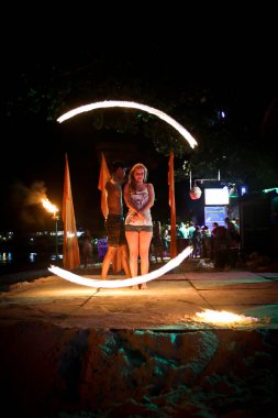 PHI PHI Adaları, KRABI, THAILAND-MARCH 10.2020: Krabi Tayland 'daki Phi Adası' nda gece yarısı inanılmaz bir yangın gösterisi.