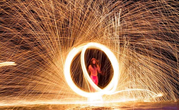 PHI PHI Adaları, KRABI, THAILAND-MARCH 10.2020: Krabi Tayland 'daki Phi Adası' nda gece yarısı inanılmaz bir yangın gösterisi.