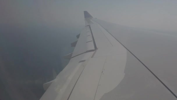 Plane wing close-up, plane goes to land at Phuket airport — Stock Video