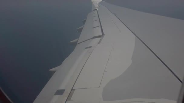 비행기의 근접 사진, 비행기는 푸켓 공항에 착륙 — 비디오