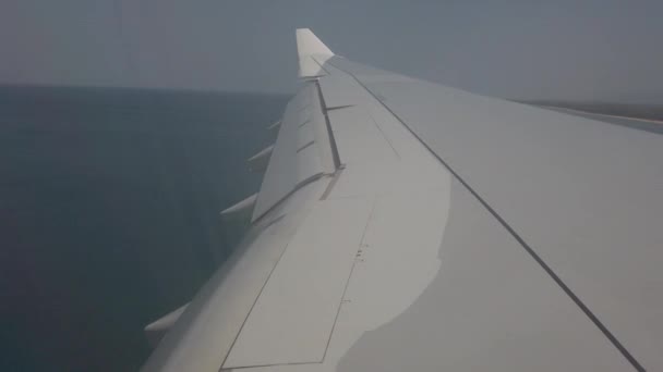 Aereo ala primo piano, aereo va ad atterrare all'aeroporto di Phuket — Video Stock