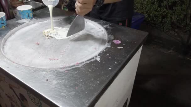 Tayland 'da, bir adam buz için yüzeyde dondurma yapar, Tayland dondurması pişirir. — Stok video