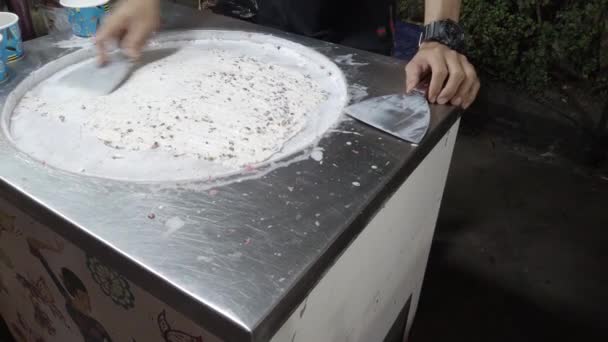 I Thailand gör en man glass på ytan för glass, tillagning thailändsk glass — Stockvideo