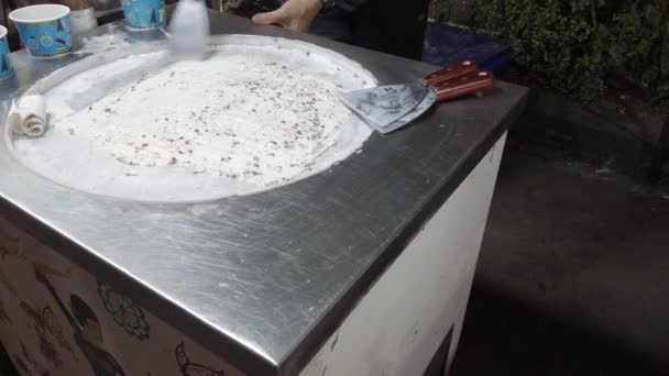 01 MARS 2020, PATONG, THAÏLANDE : En Thaïlande, un homme fait de la crème glacée à la surface pour la glace, cuisinant de la crème glacée thaïlandaise — Video