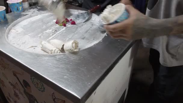 01 MARZO 2020, PATONG, TAILANDIA: En Tailandia, un hombre hace helado en la superficie para el hielo, cocinando helado tailandés — Vídeo de stock