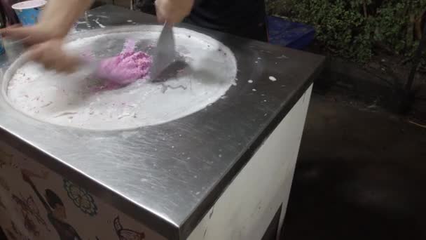 En Tailandia, un hombre hace helado en la superficie para el hielo, cocinar helado tailandés — Vídeo de stock