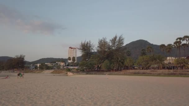 De kustlijn van Karon Beach in Phuket — Stockvideo