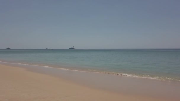 Plajın kıyısı Nai Thon, Phuket — Stok video