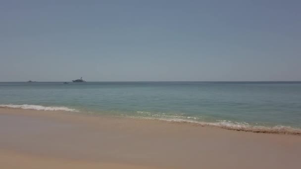 De kustlijn van het strand Nai Thon, Phuket — Stockvideo