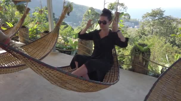 Krásná Brunetka Dívka Relaxuje Při Ležení Houpací Síti Tropické Džungli — Stock video