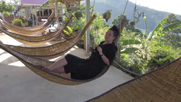 Een Mooi Brunette Meisje Ontspant Terwijl Liggend Een Hangmat Tropische — Stockvideo