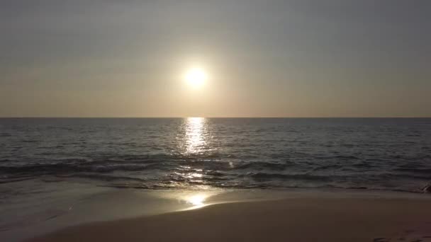 泰国普吉海滩上美丽的落日 — 图库视频影像