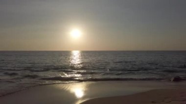 Phuket, Tayland sahillerinde güzel bir gün batımı.