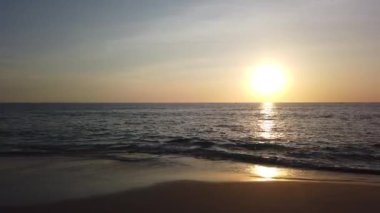 Phuket, Tayland sahillerinde güzel bir gün batımı.