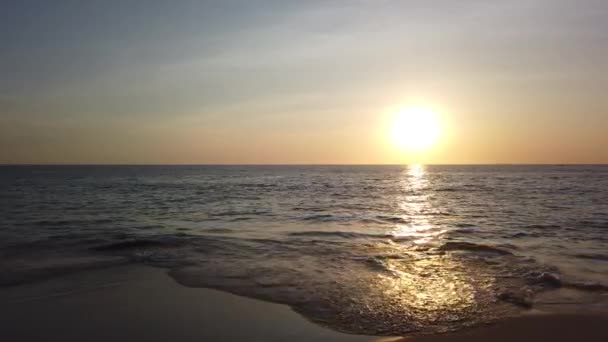 Όμορφο Ηλιοβασίλεμα Στην Παραλία Του Πουκέτ Ταϊλάνδη — Αρχείο Βίντεο