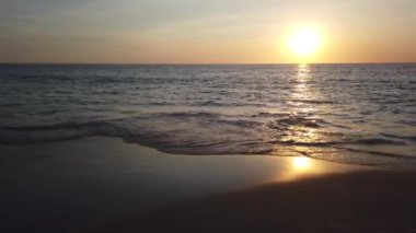 Phuket, Tayland sahillerinde güzel bir gün batımı.