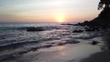 Phuket, Tayland sahillerinde güzel bir gün batımı.