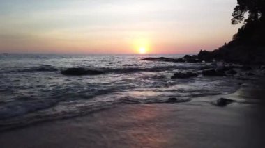 Phuket, Tayland sahillerinde güzel bir gün batımı.