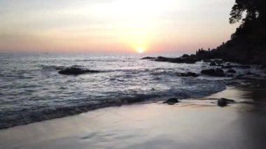 Phuket, Tayland sahillerinde güzel bir gün batımı.